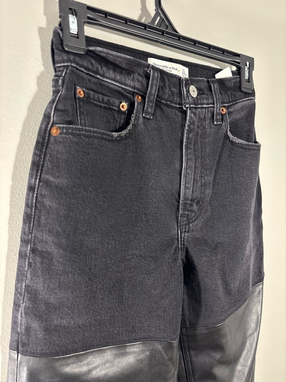 Abercrombie & Fitch 90s Straight Ultra High Rise Faux Leather Jeans 23/000 NWT - Picture 2 of 10
